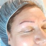 cejas prácticamente completas.